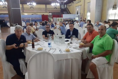 La mesa presidencial de la entrega de trofeos.