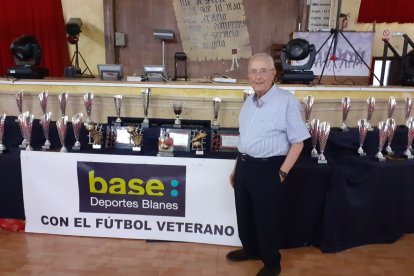 Guillermo Blanes con los trofeos del torneo que lleva su nombre.
