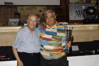 La UD Roquetas con el trofeo de campeón de Primera.