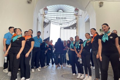 Azafatas en la puerta preparadas para recibir al público.