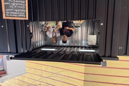 Puesto de comida Jamón Steert, padre e hijo.