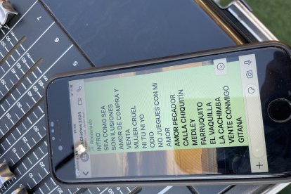 Lista de canciones de los Chichos en la mesa de sonido.