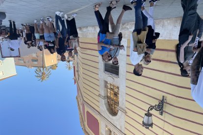 Cola de gente entrando para ver Los Chichos.