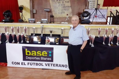 Guillermo Blanes posando con los trofeos de su torneo.