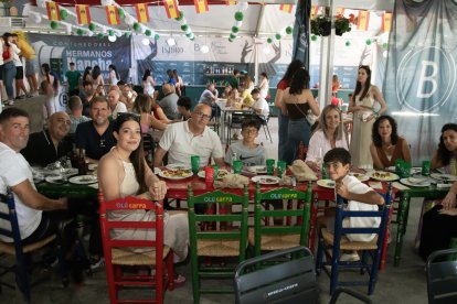 Los responsables de La Bodega del Jamón cogiendo fuerzas en familia en el domingo de las fiestas de San Isidro en El Ejido.