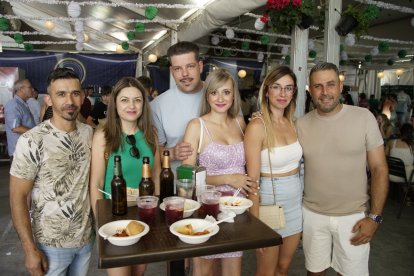 David, Lidia, Lorena, Carlos, Eva y Miguel en la caseta de La Bodega del Jamón en las fiestas de San Isidro en El Ejido.