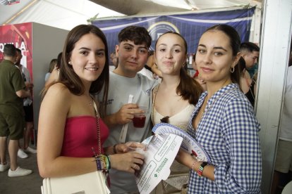 Paula, Lucas, Alejandra y Fabiola en la caseta de La Bodega del Jamón en las fiestas de San Isidro en El Ejido.