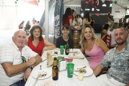 Antonio Corral, María José, Iñigo, Lucrecia y Antonio en la caseta de La Bodega del Jamón en las fiestas de San Isidro en El Ejido.