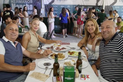 Los \'cierra bares\' en la caseta de La Bodega del Jamón en las fiestas de San Isidro en El Ejido.