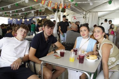 Jorge, Antonio, Nayla y Marta en la caseta de La Bodega del Jamón en las fiestas de San Isidro en El Ejido.