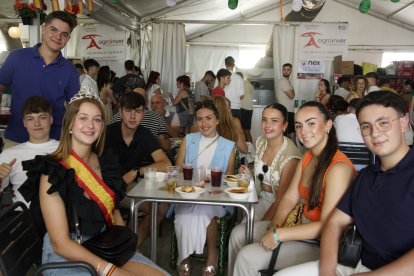 La Reina de las Fiestas no ha faltado a su cita, un día más, en la caseta de La Bodega del Jamón en las fiestas de San Isidro en El Ejido.