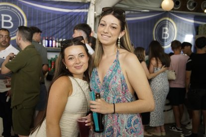 Las dos \'Martas\' en la caseta de La Bodega del Jamón en las fiestas de San Isidro en El Ejido.