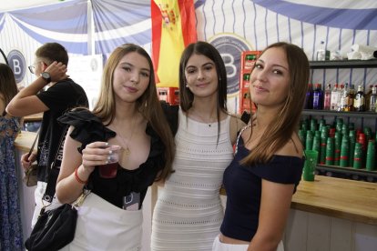 María del Mar, Almudena y Marta en la caseta de La Bodega del Jamón en las fiestas de San Isidro en El Ejido.