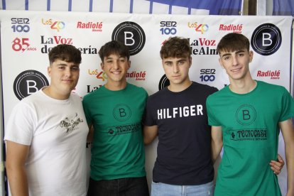 Manu, Dinar, Javier y Josema en la caseta de La Bodega del Jamón en las fiestas de San Isidro en El Ejido.