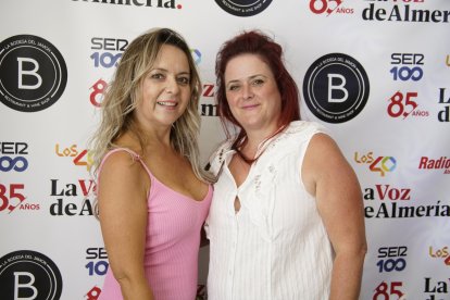 Lucrecia y Maribel en la caseta de La Bodega del Jamón en las fiestas de San Isidro en El Ejido.