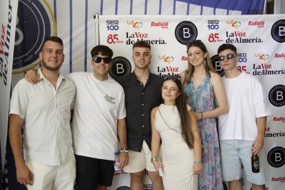 Amigos disfrutando en la caseta de La Bodega del Jamón en las fiestas de San Isidro en El Ejido.