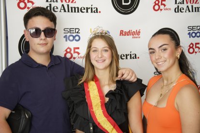 La Reina de las fiestas con amigos en la caseta de La Bodega del Jamón en las fiestas de San Isidro en El Ejido.