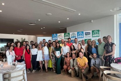 Foto de grupo de los miembros de ANPE durante la jornada de homenaje.