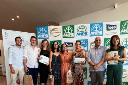 Fotografía con algunos funcionarios en prácticas.