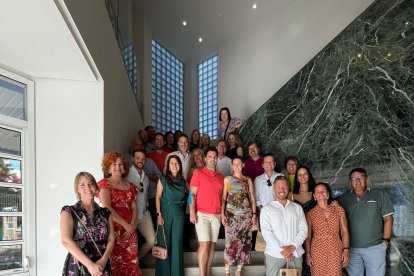 Personal de ANPE posando en las escaleras del restaurante El Caldero.
