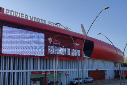 Cartel que luce en el Estadio con la campaña de abonos.