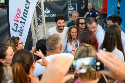 Antoñito Molina se echa fotos con sus fans antes de iniciar el concierto.