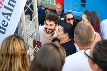 Antoñito Molina se echa fotos con sus fans antes de iniciar el concierto.