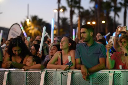 El público espera a que salgan los artistas entre canción y canción.