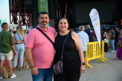 Daniel escanez y Mari Carmen López esperan a que comience el concierto.