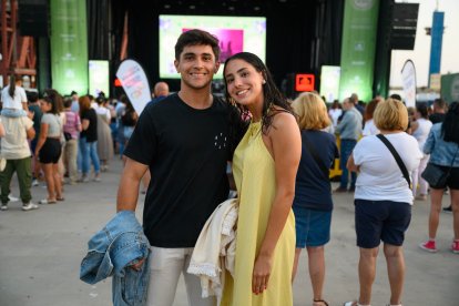 La pareja Ismael Varas y Rosa Plaza, esperando antes del concierto.