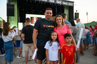 Una familia, Víctor, Mireya, José y María, esperan al inicio del concierto.