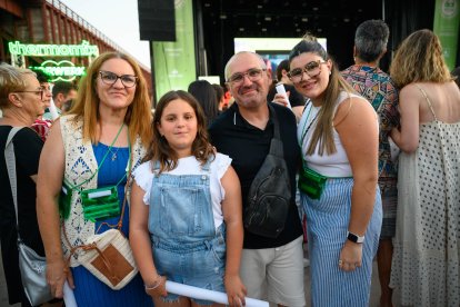 María Jesús López, José Aguilar, Pilar López y la pequeña Gimena, antes del concierto.