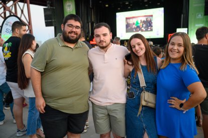 Un grupo de amigos formado por David, Antonio, Mari Carmen e Inés, antes del concierto.
