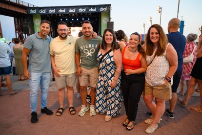 Carmen Vilches, Isabel Cruz y Mari Alenda, junto a otros amigos, antes del concierto.