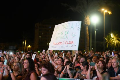El público anima a Antoñito Molina durante su actuación.
