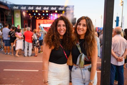 Marina y Adela, dos amigas que esperan a disfrutar del concierto.