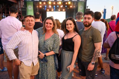 Silvestre Domingo, Mari Nieves, María Domingo y su amigo David, antes del concierto.