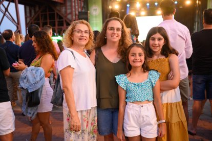 María Victoria García, Laura Pérez y sus sobrinas, antes del concierto.