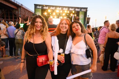Alexia, Sogia e ikram, un grupo de amigas al inicio del concierto.
