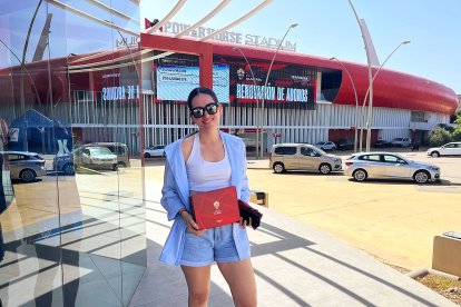 La huercalense Estela feliz por renovar como abonada del Almería.