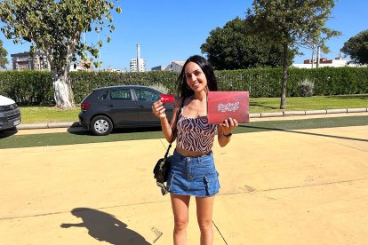 Una abonada del Almería muy contenta por seguir otro año yendo al Estadio del Almería.