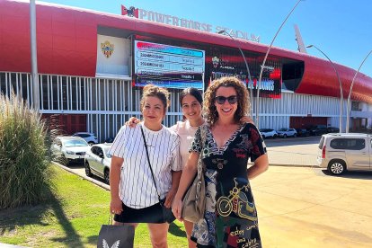 Las familiares de la jugadora cadete del Almería Femenino.