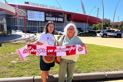 Las abonadas posado con su bufanda.