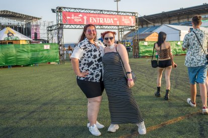 Irene Expósito y Lucía Andújar en la entrada del Salinas Sound en Roquetas de Mar.