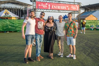 Nicolás, Javi, Encarni, Antonio Manuel y José Carlos preparados para Salinas Sound.
