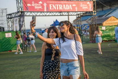 Dos amigas creando recuerdos del Salinas Sound.