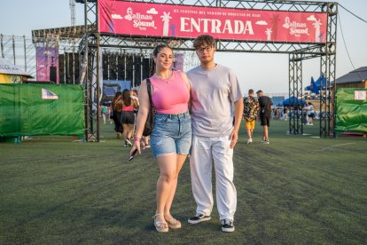 Mara García e Ismael Rodríguez ente la entrada del festival.
