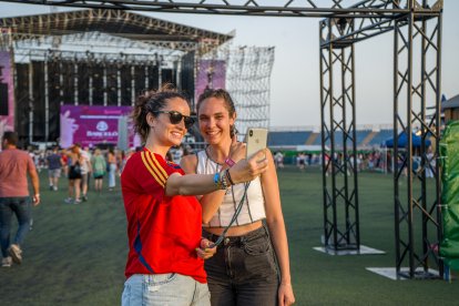 Maite Cobos y Laura Maldonado en el Salinas Saund tras celebrar la victoria de España.