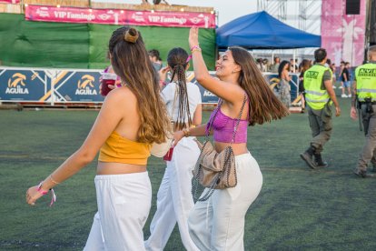 Amigas disfrutando de la música en el Salinas Sound.