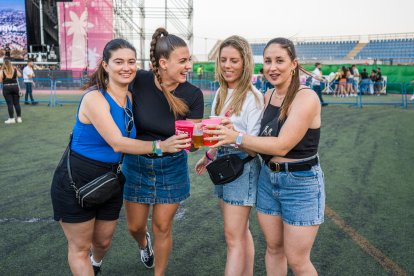 Antonia, Marina, Azael y Estefanía brindando por los buenos momentos.